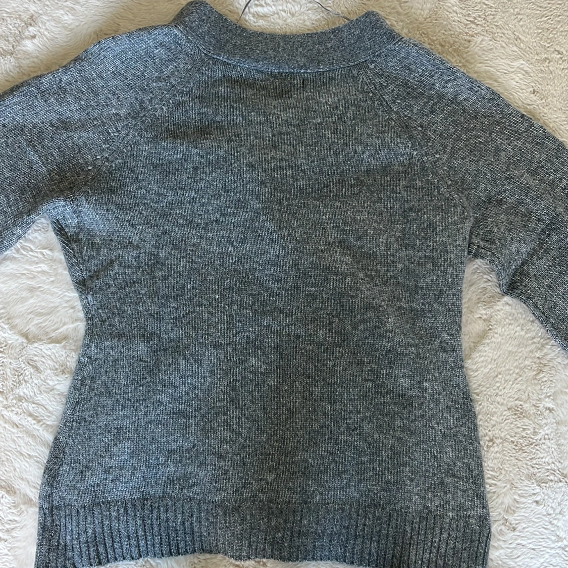 Grå stickad kofta med fickor - 2