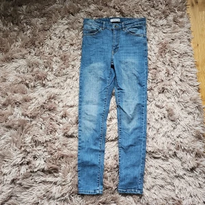 Blå skinny jeans från Ellos - Snygga blå jeans från Ellos i klassisk femficksmodell. Jeansen har skinny passform, normal midja och är tillverkade i mjukt denimtyg med lite stretch. Perfekta för dig som gillar en smal siluett och enkel stil.