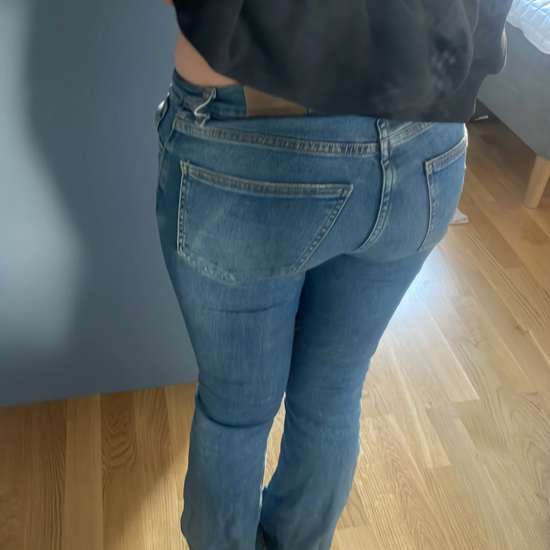 Lågmidjade bootcut jeans från Gina  - 1