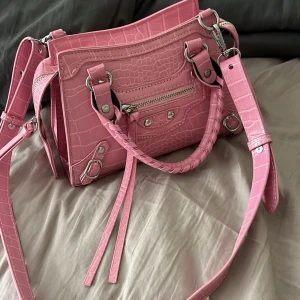 Rosa väska  - City bag i bra material. Knappt använd 💞