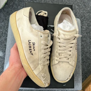Saint Laurent skor  - Säljer dessa sjukt feta Saint Laurent skor! Självklart garanterar vi äktehet som vanligt! Size: 41! Skick: 7/10 ! Vad ingår? Box, snören, kort! Hör av dig vid minsta fundering 🙌