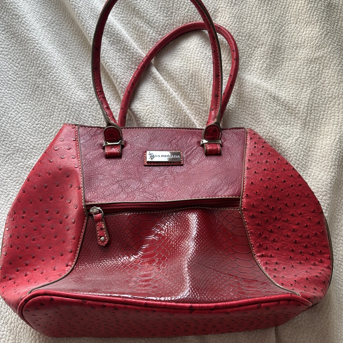 Röd handväska från U.S. Polo Assn.