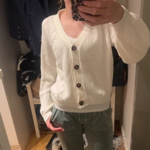 Kofta från H&M - Vit stickad kofta från H&M. Den är naturlig vit ungefär. Säljer då den inte kommer till användning längre! Pris kan diskuteras!!