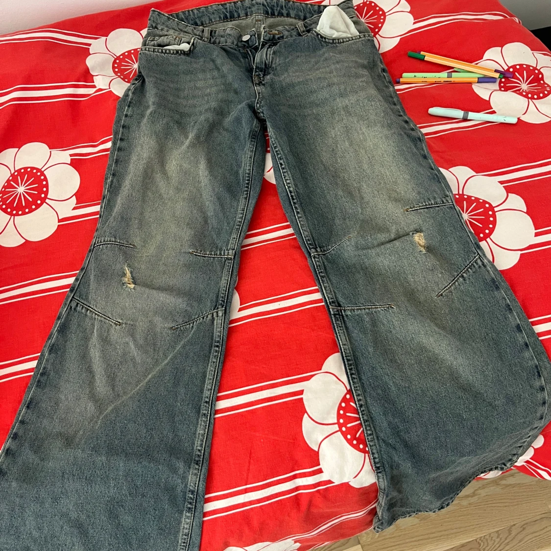 Blå bootcut jeans med slitningar - 2