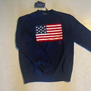 Ralph lauren sweatshirt - Riktigt snygg och unik sweatshirt från Ralph lauren. Storlek S, men sitter mycket mer som en M/L. Modellen är 189cm. Tveka inte på att höra av er vid frågor eller funderingar. OBS: INTE ORG1NAL