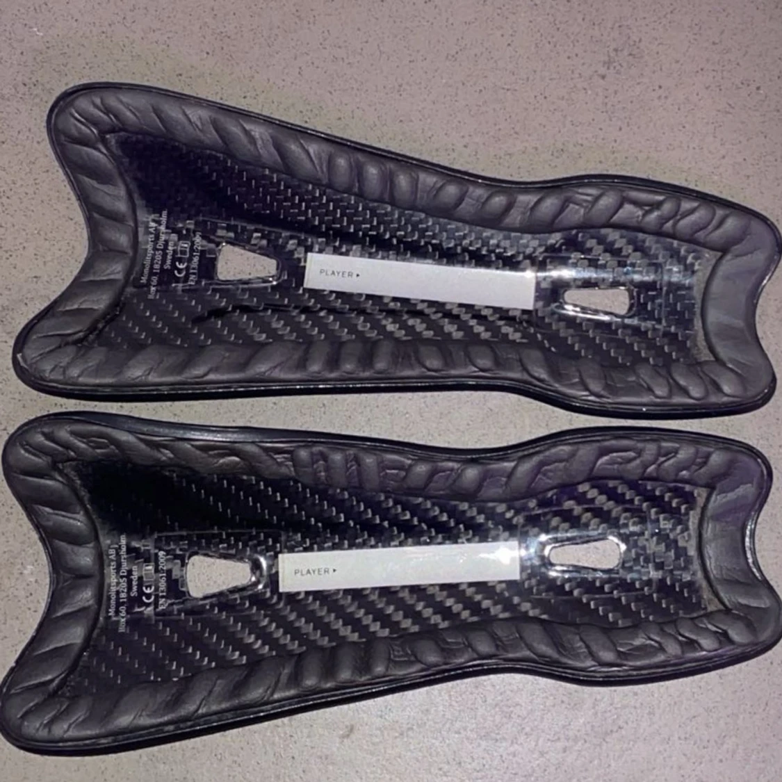 Monolit benskydd i kolfiber - 1