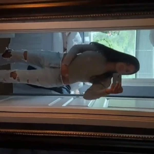 Ljusblå lågmidjade ripped jeans - Säljer mina otroligt snygga jeans!! De är om man drar upp midwaist men funkar bra som låg. Slitningarna på bakre delen av låren har blivit större och kan skicka bild och visa om det skulle behövas 🫶🏽