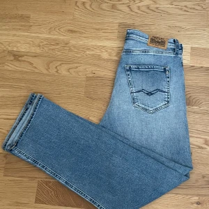 Blå replay jeans - Helt nya replay jeans i en fin blå färg. Intresserad? Skriv privat pris kan diskuteras.