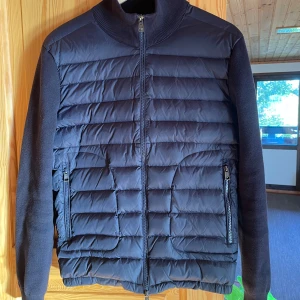 Moncler Cardigan - Riktigt snygg moncler cardigan som passar perfekt till hösten! Jackan har inga defekter eller fläckar. Priset kan diskuteras vid snabb affär! Jackan är i storlek M men passar även S