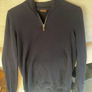 Stenströms half zip - Riktigt snygg och trendig stenströms halfzip till bra pris. Tröjan är storlek M men sitter mer som S. Tröjan har ett litet hål vid bröstet men de är inget som syns jätte tydligt. Nypris ligger på 1800kr. Pris kan diskuteras