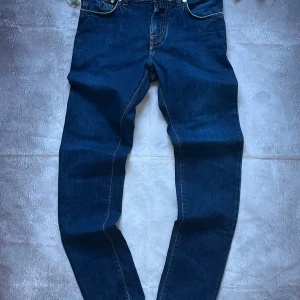 Jacob Cohën Jeans – Style 625 W30 | Premium Blue Denim - 🎨 Färg: Blå 📏 Storlek: W30 📐 Modell: Style 625 (slim fit med klassiska detaljer) ♻️ Skick: Väldigt bra skick (9/10) – sparsamt använda, inga defekter 🧵 Material: Premium bomull med stretch för extra komfort 🎯 Detaljer: Handgjorda i Italien – kända för sin lyxiga denim, exklusiva passform och eleganta detaljer som broderad logotyp