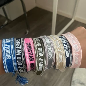 CD armband - Armband finns i olika färger, snygga och justerbar. Har flera kunder som är nöjda med de, så vad stoppar dig från att köpa?