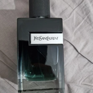 YSL parfym - Yves Saint Laurent – Y Eau de Parfum (100 ml) En av YSL:s mest populära herrdofter! Fräsch, elegant och intensiv – perfekt för både vardag och fest. 	•	Toppnoter: bergamott, äpple, ingefära 	•	Hjärta: salvia, enbär, geranium 	•	Bas: tonkaböna, amberwood, rökelse  📦 Flaskan är helt ny & oöppnad, 100 ml original. 📍 Hämtas i Göteborg eller skickas mot frakt. 