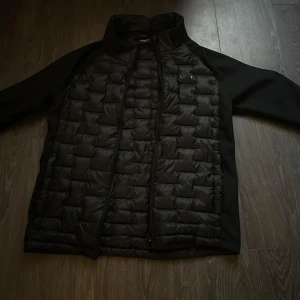 Svart quiltad pufferjacka med dragkedja - Svart vinter jacka (Everest) passar perfekt till hösten (fickans dragkedja är lite sönder men går enkelt att laga. Säljer för fetaste priset🙈🥶