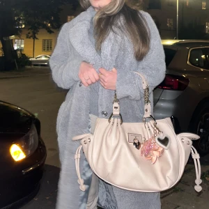 Grå Kappa - Säljer denna super mysiga gråa teddy kappa! Perfekt nu till hösten (speciellt till ett par höga stövlar 😍) Fraktar/Möts upp i Solna. Kolla min profil för mer kläder 💖Paketpris gäller! 