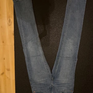 Levi's 512 ljusblå jeans - Säljer ett par klassiska Levi's 512 jeans i ljusblå tvätt. Jeansen har raka ben, fem fickor och den ikoniska läderpatchen bak i midjan. Perfekta för dig som gillar en tidlös och avslappnad look. Materialet är mjukt denim i bomull.