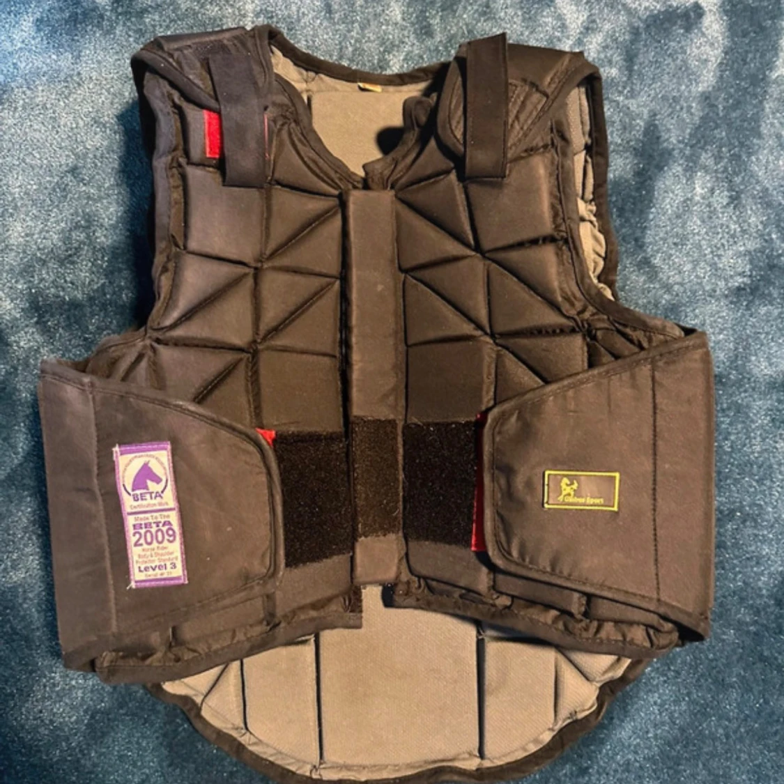 Svart skyddsväst från Globus Sport CXL