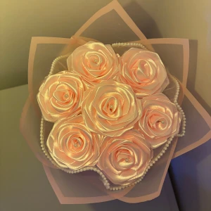 Rosa evighetsbukett - Ljusrosa andgjord evighetsbukett med 7 rosor. Passar perfekt för att ge bort till nära och kära💕