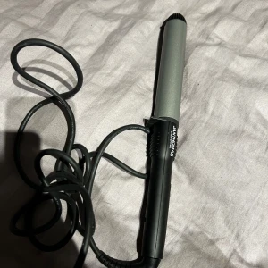 Jan Thomas Studio Styling Locktång - Professionell locktång från Jan Thomas Studio Styling. Ger vackra lockar och vågor, passar alla hårtyper. Ergonomiskt handtag och lång sladd för enkel användning. Produkten är i gott skick utan synliga defekter eller slitage.