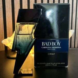 Bad Boy Cobalt Eau de Parfum 50 Ml - Söker trade eller köp Bad Boy Cobalt från Carolina Herrera är en herrparfym i en unik blixtformad flaska med blå och svart gradient. Doften är elektrisk och modern, perfekt för dig som vill sticka ut. Flaskan rymmer 50 ml och har en stilren design med märkets logga på korken. Cirka 37/50 Ml kvar riktigt bra everyday scent till sommaren och får många komplimanger 