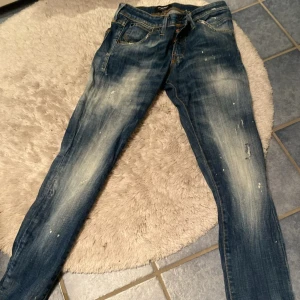 Jack&Jones jeans - Snygga jeans från jack&Jones, knappt använda och är i jättebra sick. Storlek 27 midja och 30 längd. Pris kan diskuteras vid snabb affär.