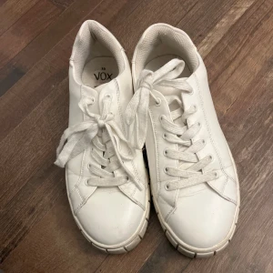 Vita sneakers  - Snygga eytys liknande skor!!! 