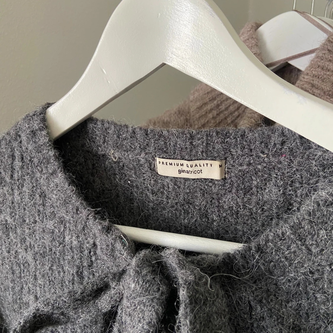 Grå stickad kofta från Gina Tricot - 1