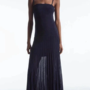 Trendig COS klänning - Fint skick använd en gång❤️☺️ Säljer för priset eller byter mot större storlek! Klänningen passar XS, S☺️😀