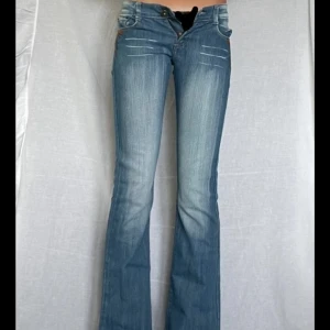 Blå bootcut jeans med broderade fickor - Oanvända, skriv vid frågor om mått osv💗