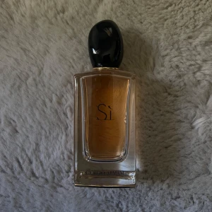 Giorgio Armani Sì EdP 100ml - Giorgio Armani Sì Eau de Parfum. Inte helt full men nästan!! Se bild 2