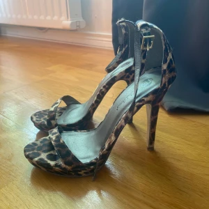 Leopard klackskor - Snygga klackskor från Michael Antonio❤️