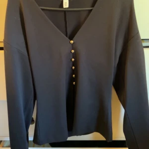 Svart topp - Snygg svart topp ifrån h&m använd endast en gång 
