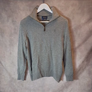 Ralph Lauren Half Zip Tröja - Stl S - Jätteskön och snygg Ralph Lauren tröja som är gjord av 100% merinoull! | Perfekt på hösten och vintern! | Mycket bra skick: 9/10 | Stl: S | Modellen på bilden är 175cm lång | 
