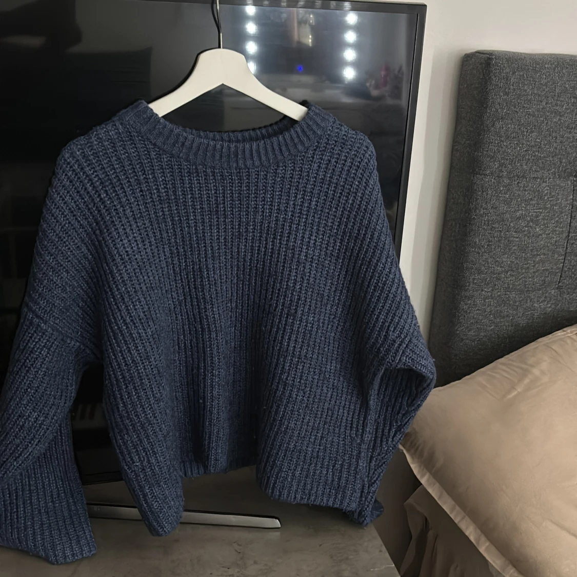 Blå stickad tröja med loose fit