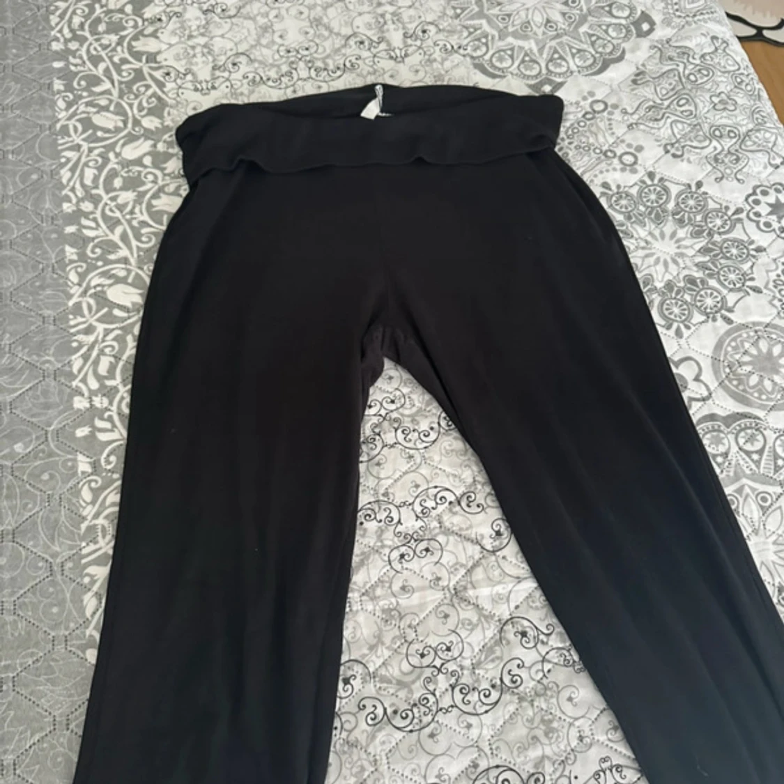 Svarta mjukisbyxor från H&M Divided M