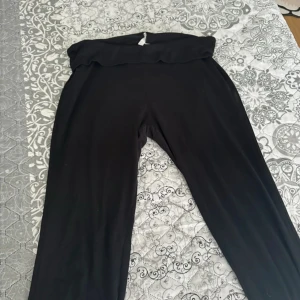 Svarta mjukisbyxor från H&M Divided M - Svarta mjukisbyxor från H&M Divided i storlek M. Byxorna har en bred, mjuk midja och är tillverkade i ett stretchigt och bekvämt material. Perfekta för chill dagar eller när du vill ha det extra bekvämt.