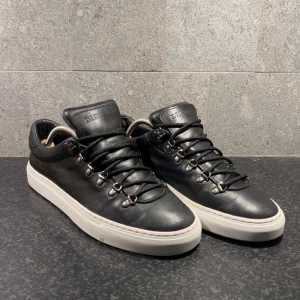 Svarta sneakers från Diemme - Svarta Diemme skor i 9/10 skick.              Varma skor och är perfekt till höst och vinter🔥. Inget og medföljer