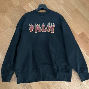 Svart sweatshirt från Palm Angels - Svart sweatshirt från Palm Angels. Storlek M. Köparen står för frakt 📦. Köpt på harrods i london.