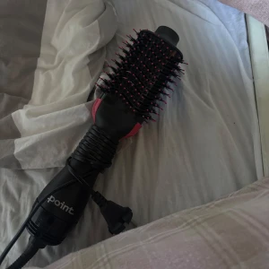 Point varmluftsborste - Point varmluftsborste med 3 värmelägen, perfekt för att torka och styla håret samtidigt. originalkartong och kvitto. 5 års garanti gäller. Jag har använt bara några gånger den är helt ny och finns kvitto om man behöver. 