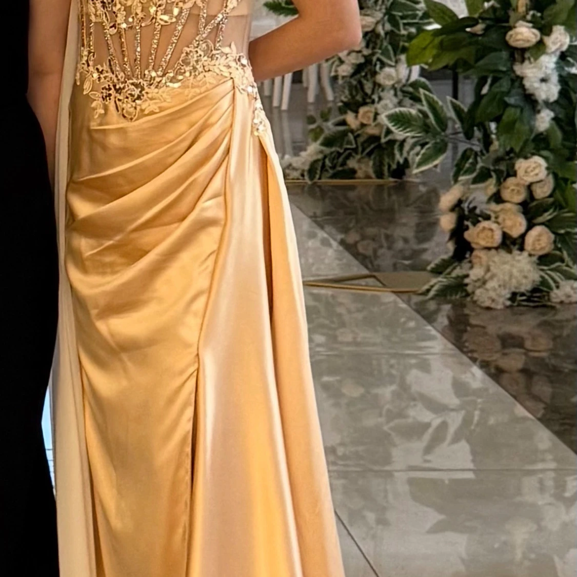 Champagnefärgad långklänning med spets - 3
