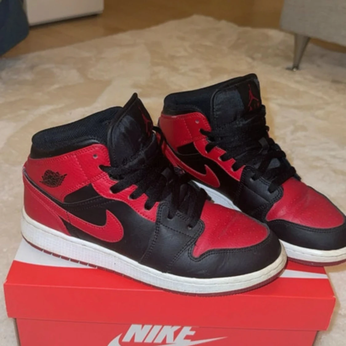 Nike Air Jordan 1 Mid Svart/Röd 38.5