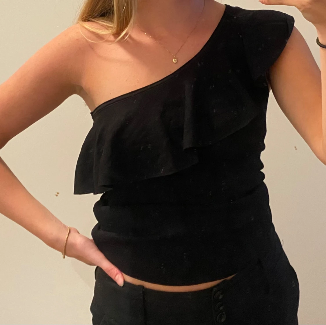 Svart oneshoulder topp med volang - 1