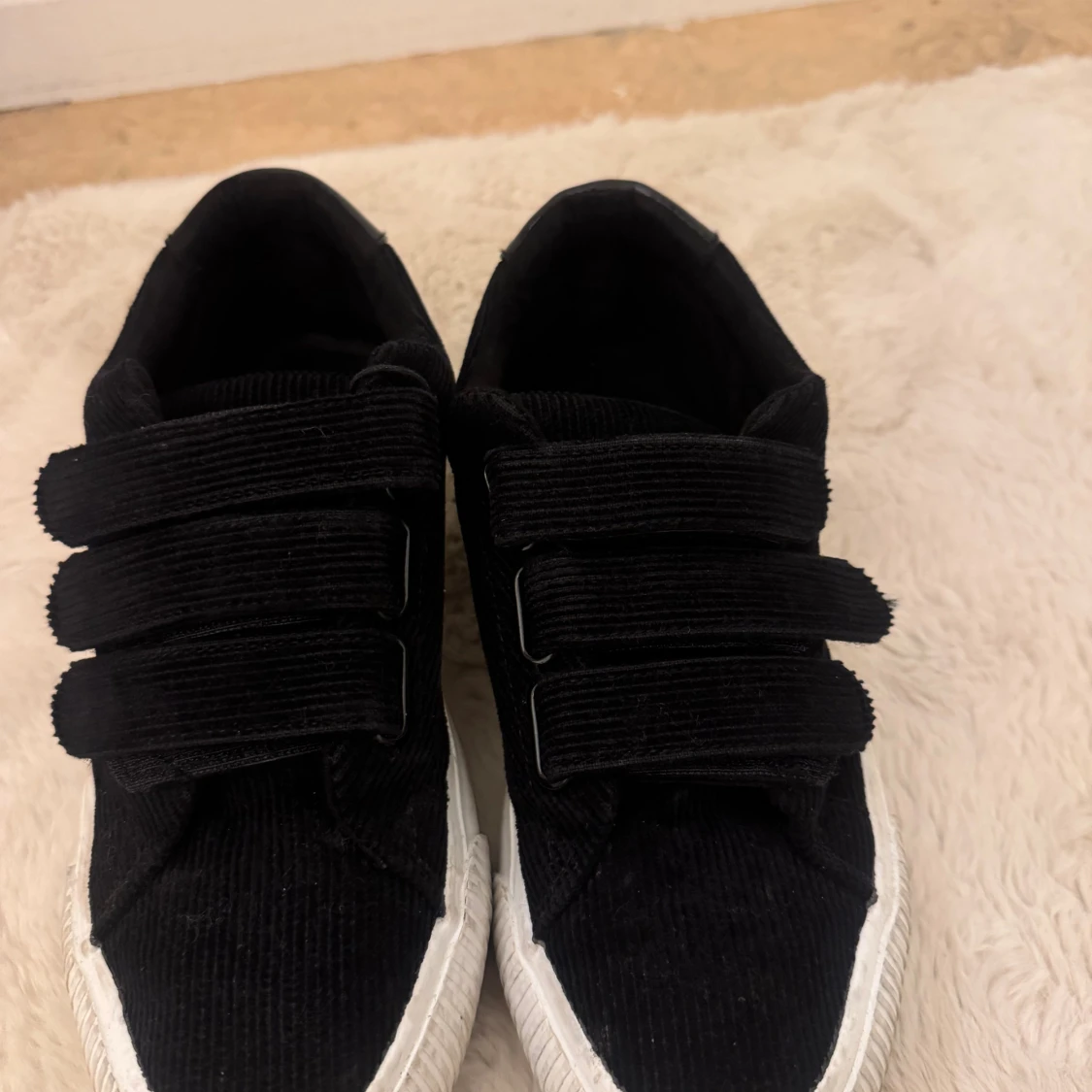 Svarta sneakers i manchester med kardborre