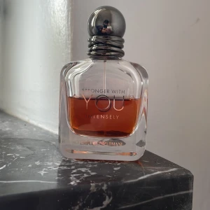 Stronger With You Intensely 50ml - Emporio Armani Stronger With You Intensely EdP, 50 ml. En populär parfym med stilren design, perfekt för dig som vill sticka ut. Levereras med originalförpackning. Ca 37 ml kvar