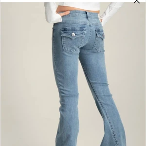 True religion jeans  - Säljer ett par ljusblå jeans från true religion, de är i hyffsat skick! Säljer för de är för stora i midjan och ni får jätte gärna skriva om ni vill ha bilder på dem!💞💞