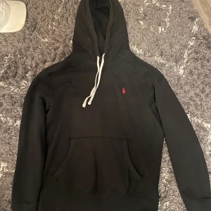Polo hoodie - Sjukt snygg polo hoodie i nytt skick! Pris kan diskuteras vid en snabb affär!🙌