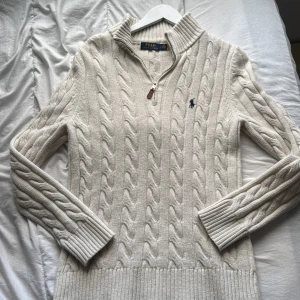 Ralph lauren halv zip - Vit Kabelstickad Ralph lauren halv zip storlek M