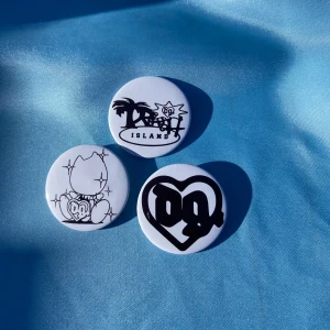 DRAIN SET - 3st pins - 3st pins med DRAIN motiv. Alla GTB/SBE beställningar kommer med foto + drainbaby sticker. Alla beställningar kommer med freebies