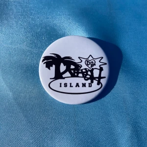 TRASH ISLAND - pin - 1st pin med TRASH ISLAND motiv. Alla GTB/SBE beställningar kommer med foto + drainbaby sticker. Alla beställningar kommer med freebies
