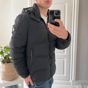 J.lindeberg dunjacka M - J.lindeberg dunjacka M, inga större defekter men ett litet håll som ni ser. Modellen är 180 cm och 75 kg. Fin logga! Kom med frågor😊